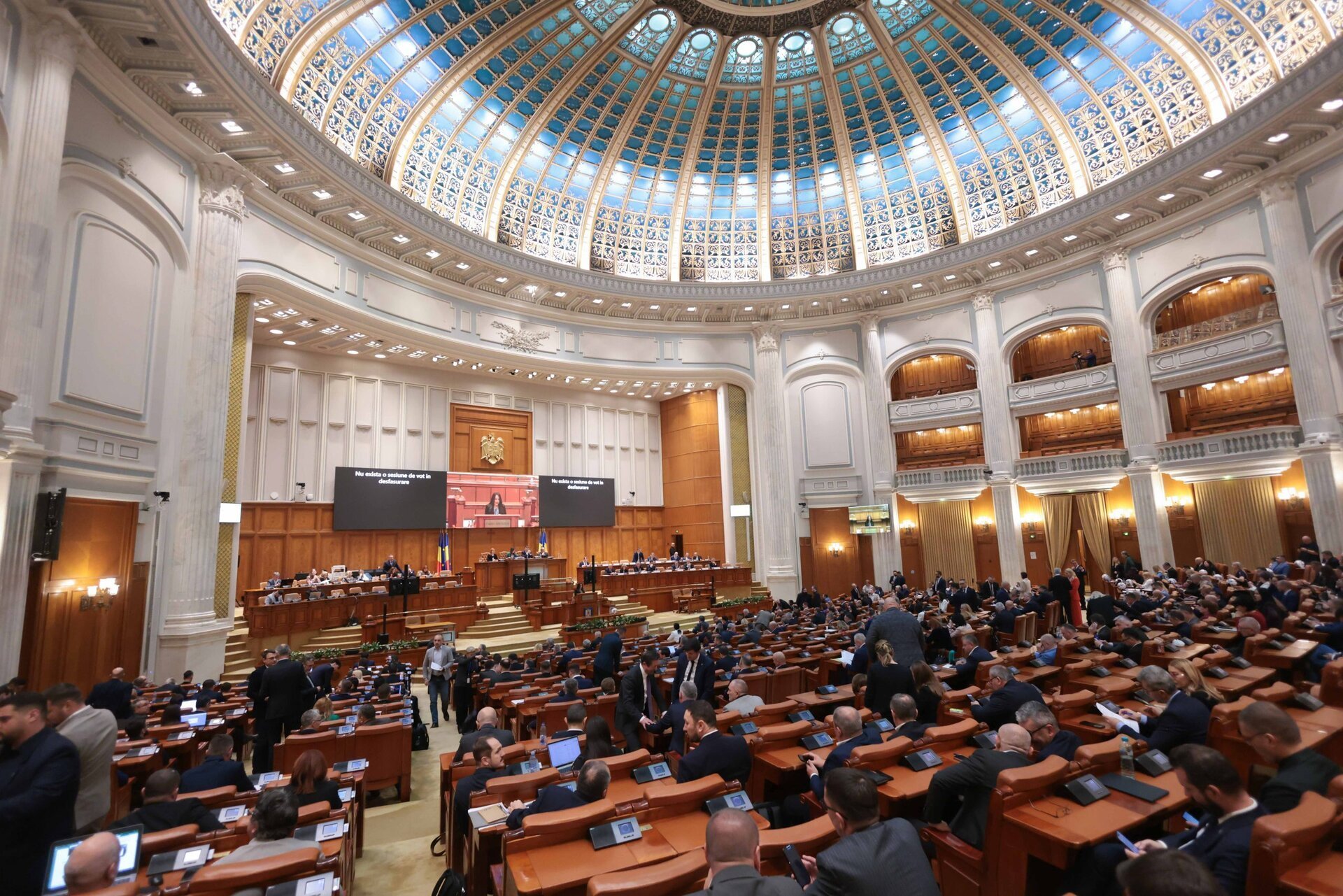 Numiri amânate la Avocatul Poporului și CNCD, după o solicitare a PSD Numirile pentru opt funcții importante – Avocatul Poporului, șase poziții la Consiliul Național pentru Combaterea Discriminării (CNCD) și un post la Curtea de Conturi – au fost suspendate pe termen nedeterminat