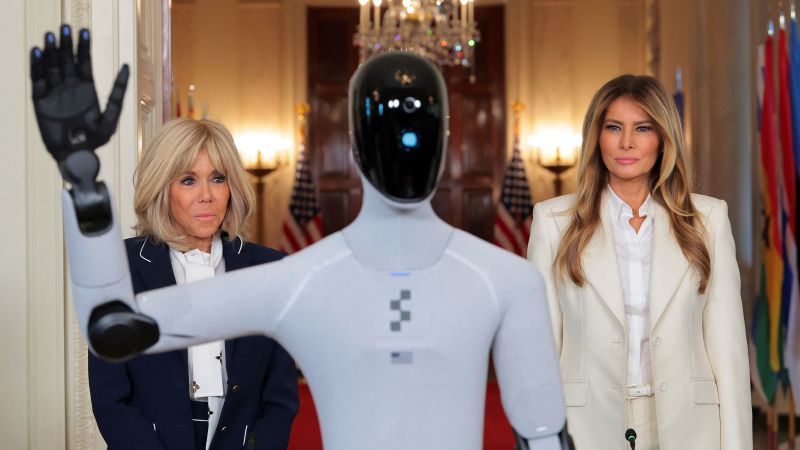 Un robot umanoid a ținut un discurs la Casa Albă, în cadrul unui summit organizat de Melania Trump Washington – Sala de Est a Casei Albe, o încăpere plină de istorie, a găzduit miercuri un invitat neobișnuit: un robot umanoid