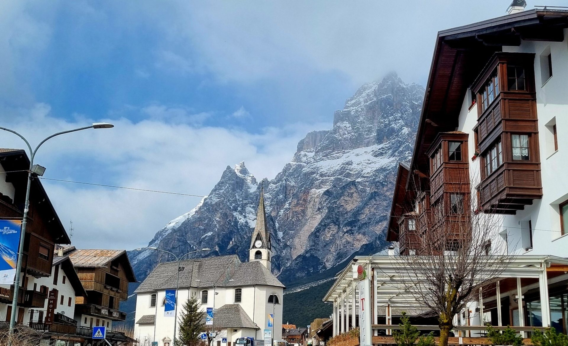 Cortina d’Ampezzo, după Jocurile Olimpice: Dilemele unei stațiuni de lux La finalul lunii martie, în Cortina d’Ampezzo, zăpada de pe crestele stâncoase începe să se topească sub soarele primăvăratic