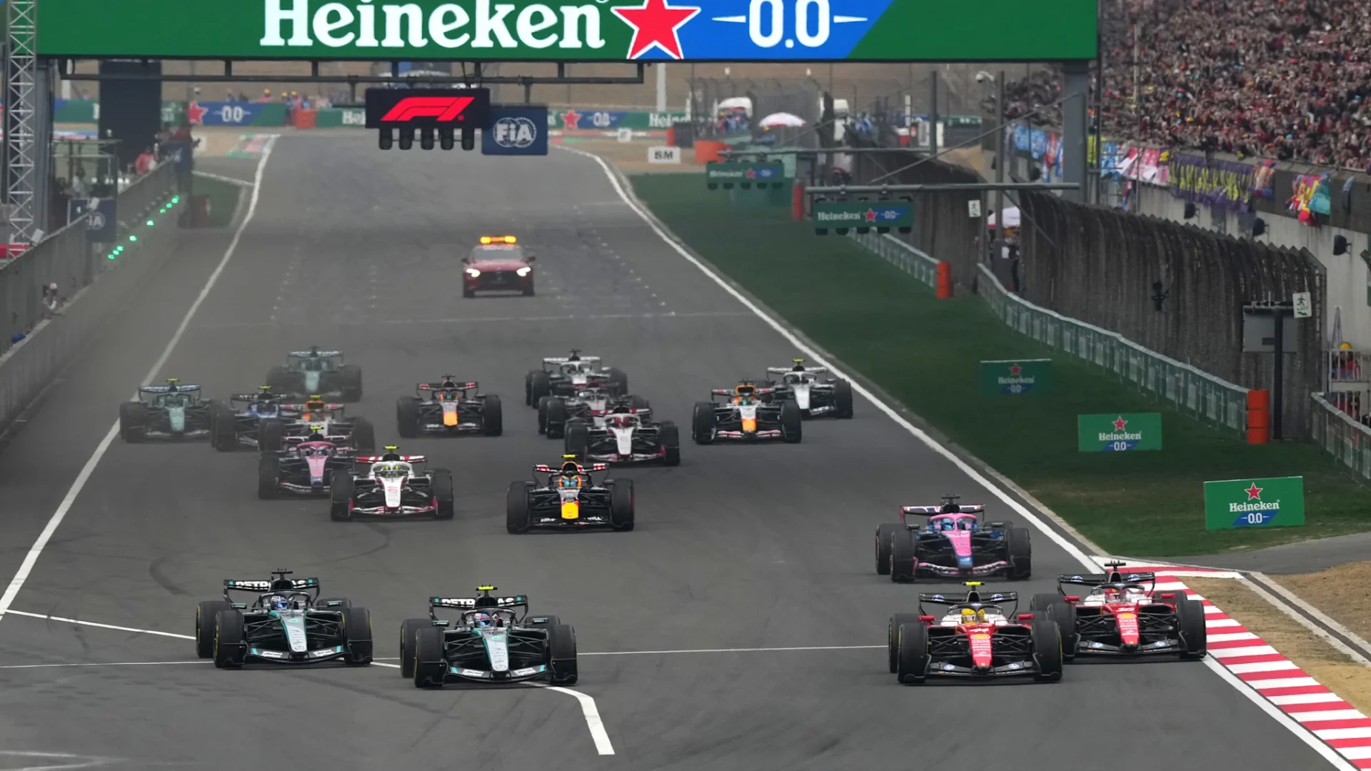 Hamilton, start furios în China: Ia conducerea într-un tur nebun!