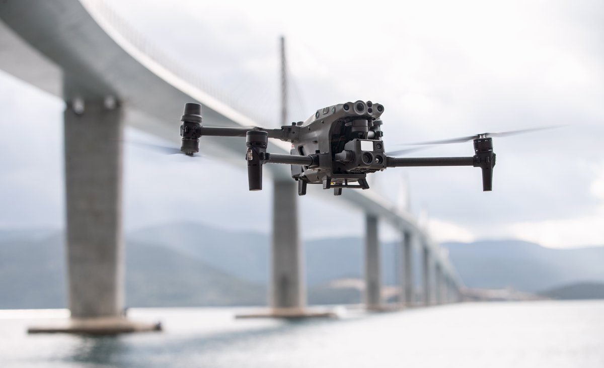 Politehnica Timișoara lansează o specializare unică în România: inginerie de drone Universitatea Politehnica Timișoara va lansa un program de studii dedicat ingineriei dronelor și informaticii aeronautice, o premieră la nivel național