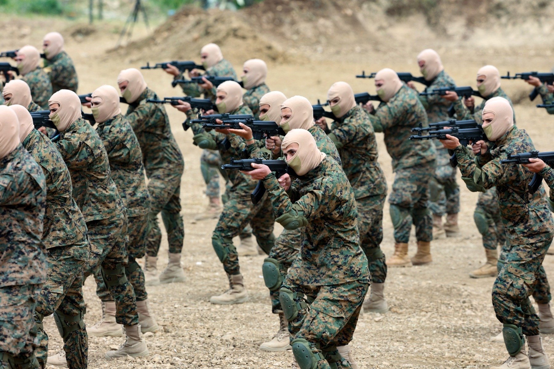 Hezbollah, somat de guvernul libanez să renunțe la arme și la activitățile militare Guvernul libanez a luat o decizie majoră, interzicând activitățile militare ale Hezbollah și solicitând grupării șiite să predea armele statului