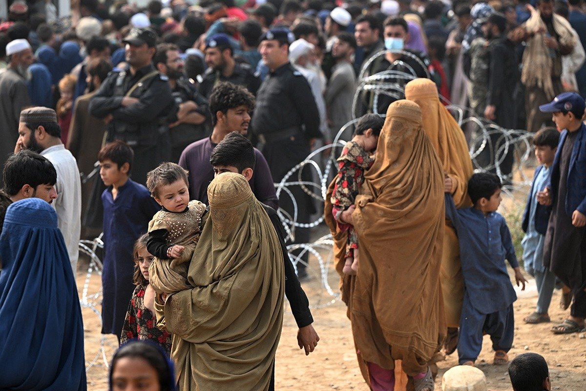 Conflictul afgano-pakistanez: Mii de civili afgani, strămutați din cauza ciocnirilor violente Peste 8.000 de afgani au fost forțați să-și părăsească locuințele de-a lungul frontierei cu Pakistanul, pe fondul intensificării conflictului dintre cele două țări