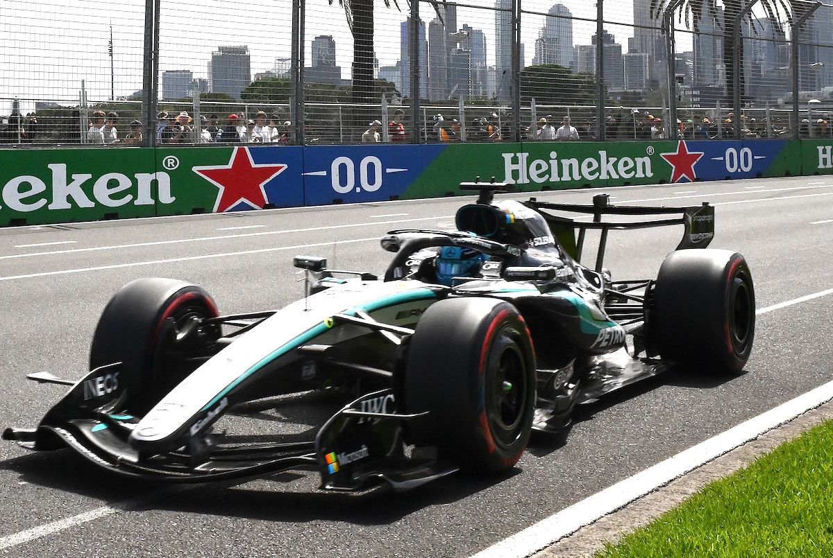 Russell, în pole la Melbourne: Mercedes domină calificările, Verstappen accidentat