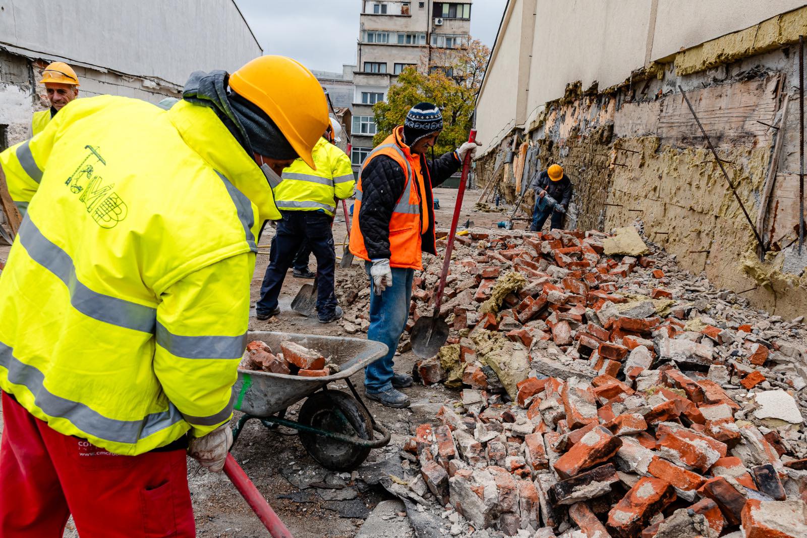 Primarul Capitalei, Ciprian Ciucu, a anunțat luni că a semnat 15 dispoziții de desființare a unor construcții ilegale din zona centrală a Bucureștiului