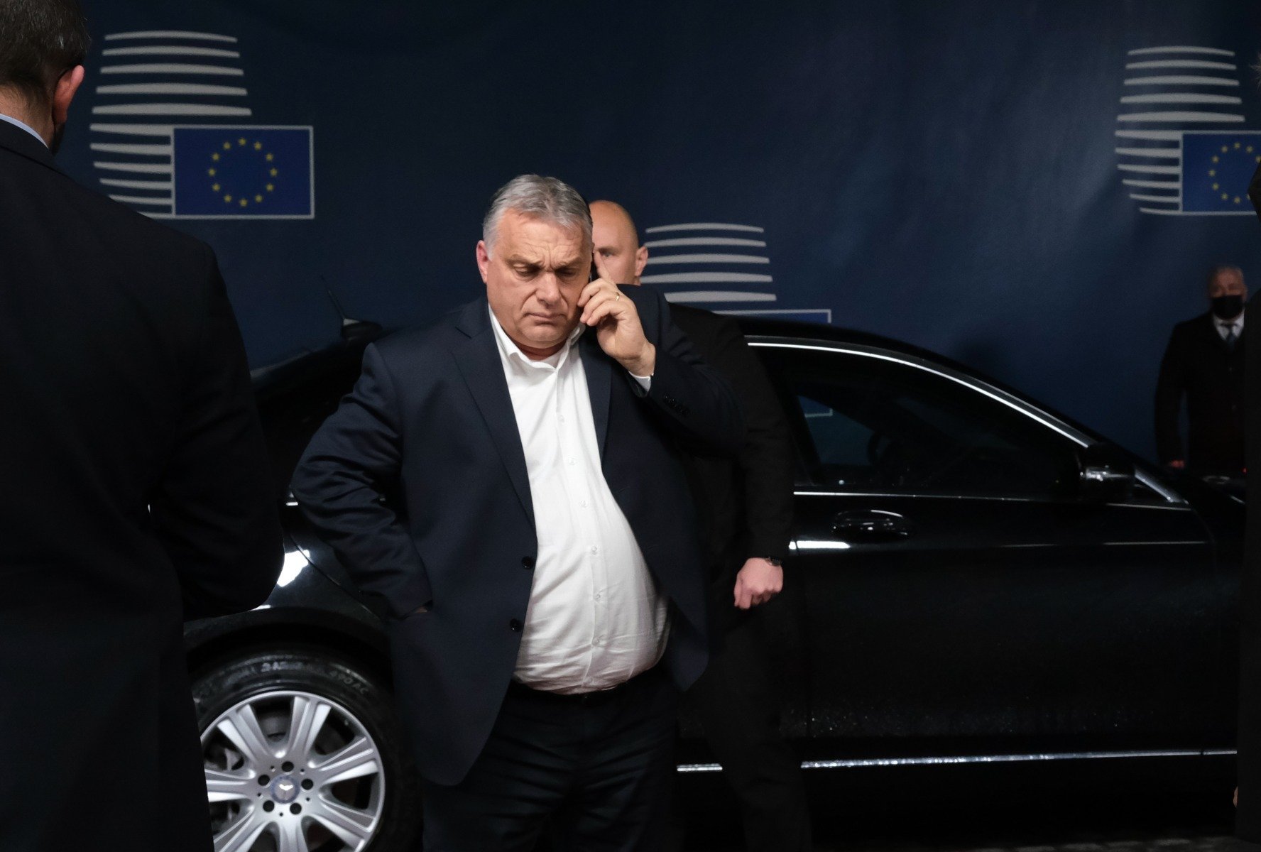 Orbán trece la blindat: premierul ungar își schimbă mașina de serviciu din cauza amenințărilor din Ucraina Premierul ungar Viktor Orbán călătorește acum cu un vehicul blindat, ca măsură de securitate sporită