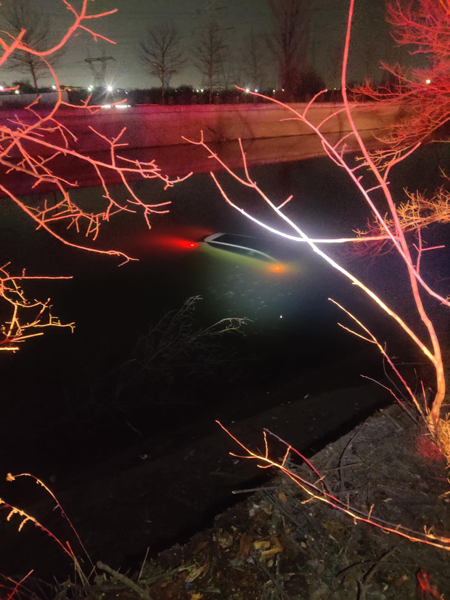 Accident spectaculos: Mașină, parțial scufundată, după ce a părăsit carosabilul O autoturism a părăsit carosabilul și a plonjat într-un curs de apă, fiind parțial scufundată