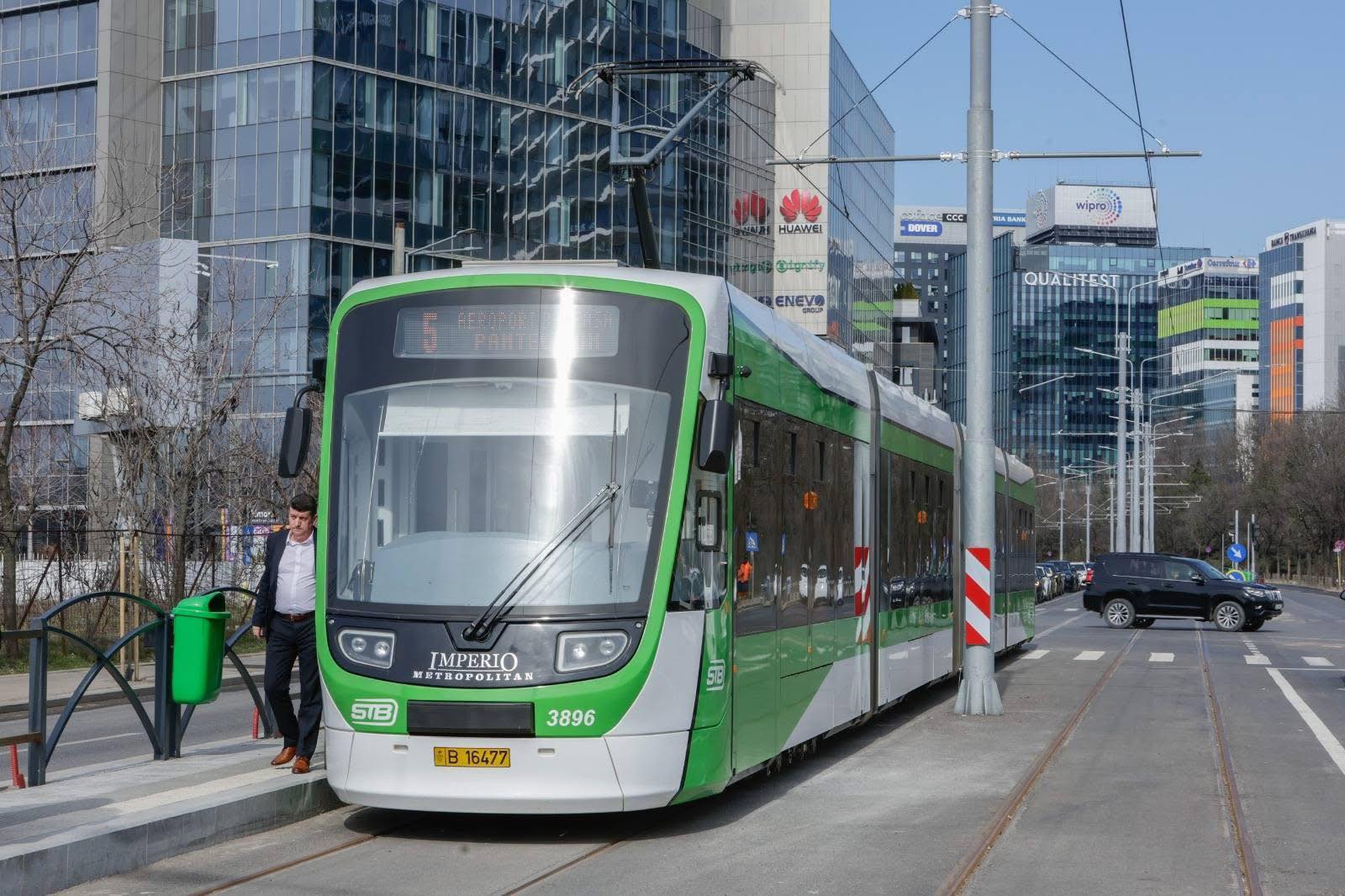 Tramvaiul 5 revine în circulație în nordul Capitalei, după doi ani de lucrări Bucureștenii din zona de nord a Capitalei se pot bucura de reluarea circulației tramvaiului 5, pe un traseu parțial, începând de astăzi