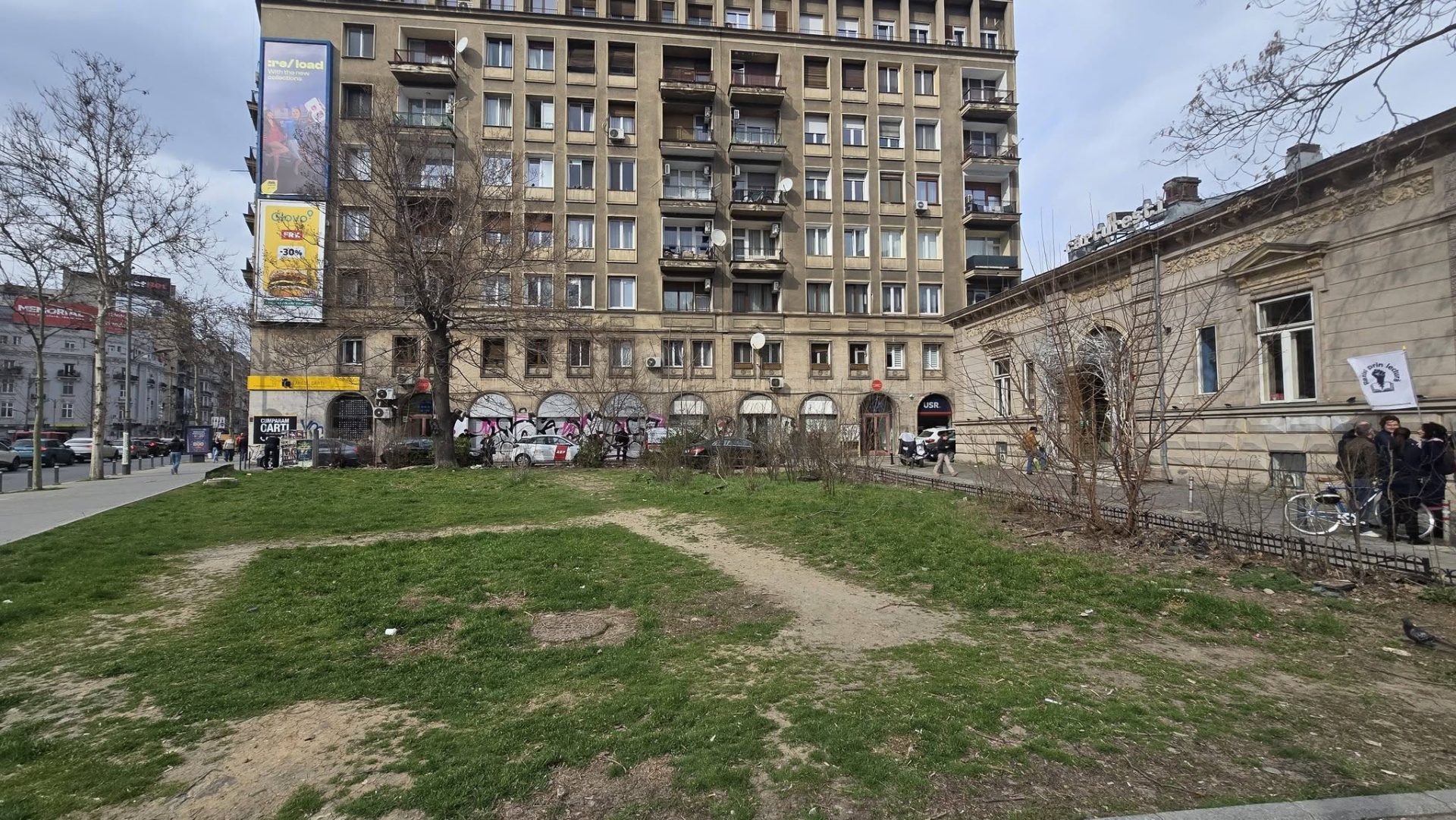 Primarul Capitalei acuză un „jmecher” că vrea să construiască în fața librăriei Cărturești Primarul general al Capitalei, Ciprian Ciucu, a anunțat că un teren situat în fața librăriei Cărturești, din centrul Bucureștiului, ar fi fost preluat ilegal de o persoană privată