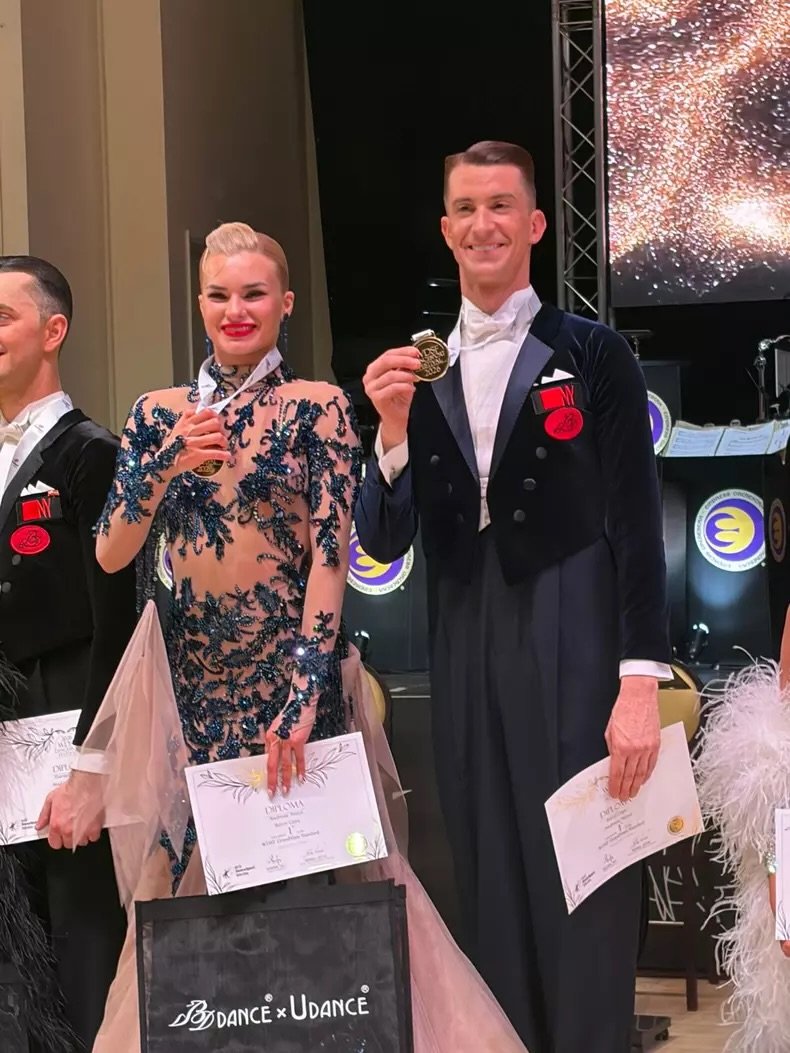 România, pe culmile dansului sportiv: Rareș Cojoc și Andreea Matei câștigă Grand Slam-ul WDSF la Blackpool Agenția Națională pentru Sport (ANS) a anunțat o performanță remarcabilă pentru dansul sportiv românesc