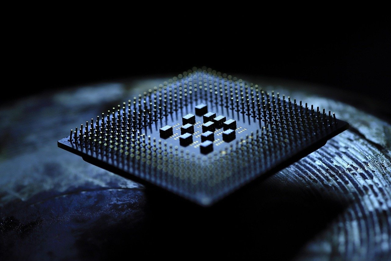 România țintește un loc de frunte în tehnologia europeană: apel pentru proiecte în domeniul inteligenței artificiale și semiconductorilor Irineu Darău, ministrul Economiei, Digitalizării, Antreprenoriatului și Turismului, a anunțat lansarea unui apel național pentru identificarea proiectelor românești care pot contribui la inițiative europene majore în domeniul inteligenței artificiale și al semiconductorilor