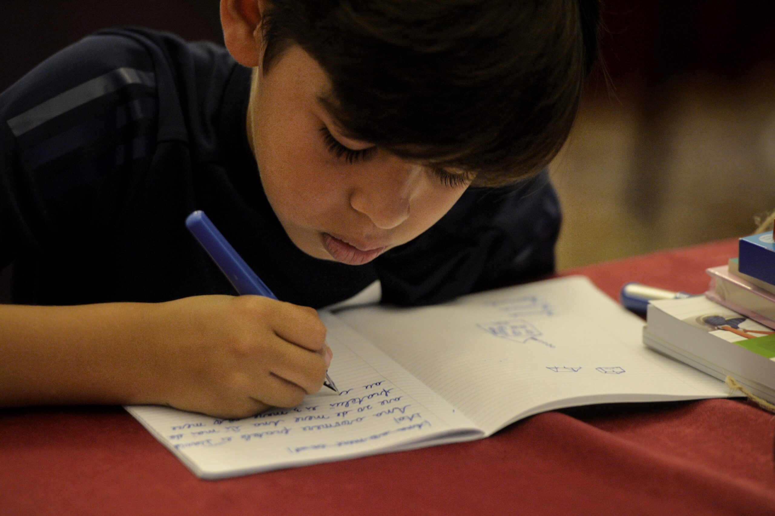 Scrisul de mână: o întoarcere la origini pentru o memorie mai bună și un vocabular mai bogat În era digitală, elevii și studenții jonglează între caiete și dispozitive electronice, însă cercetările indică faptul că scrisul de mână are beneficii cognitive semnificative