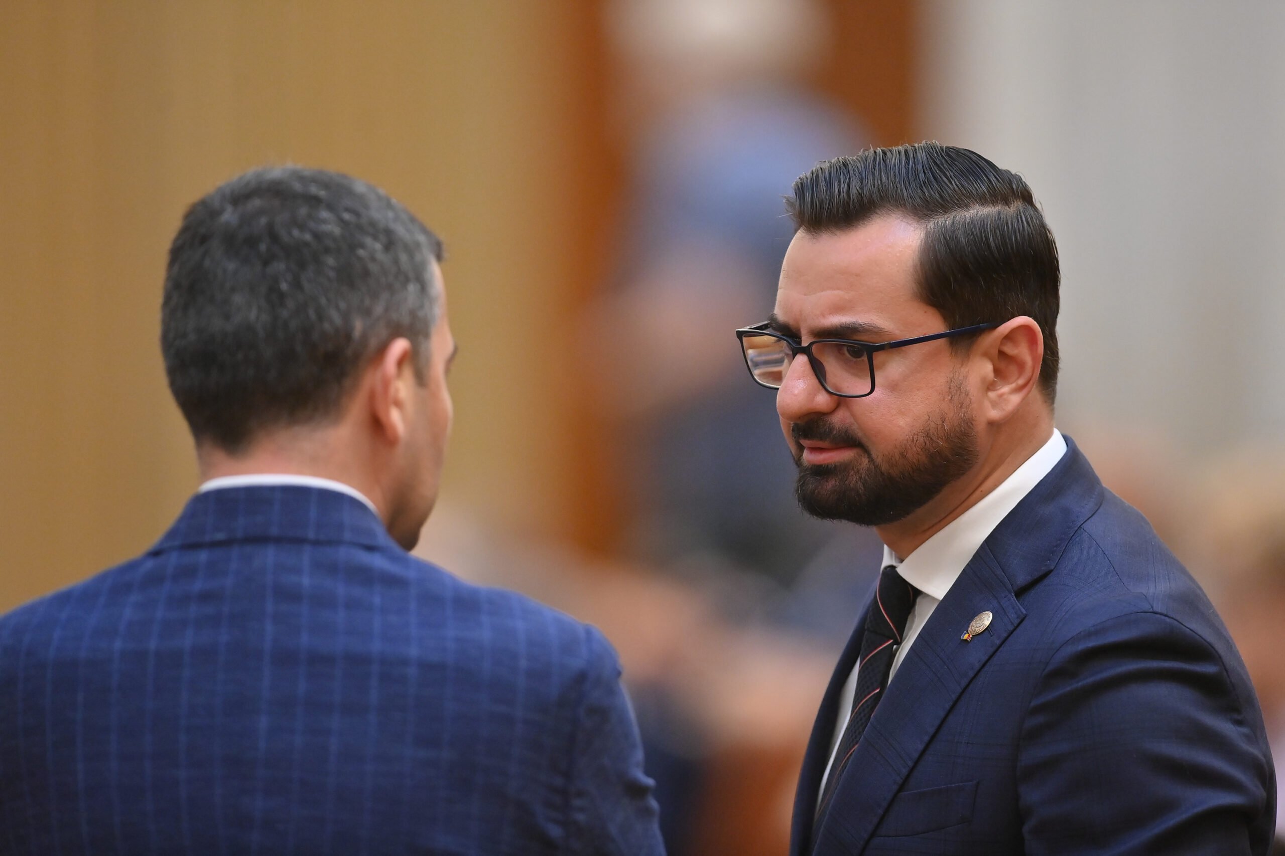 Fostul ministru al agriculturii, Adrian Chesnoiu, condamnat la închisoare Adrian Chesnoiu, fostul ministru al Agriculturii în guvernul PSD, a fost condamnat în primă instanță la patru ani de închisoare cu executare