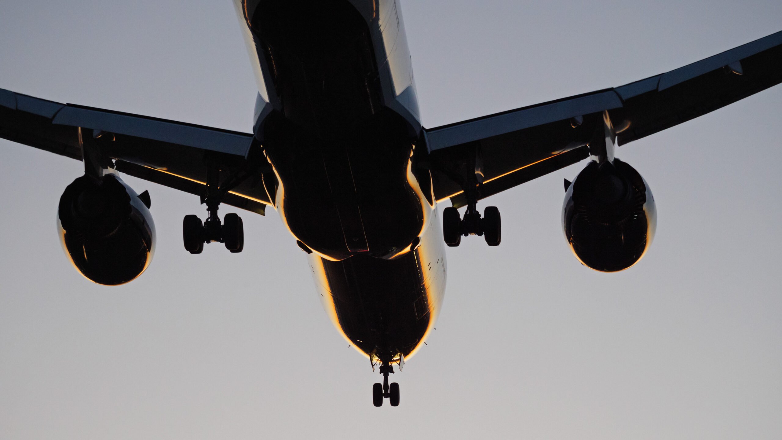 United Airlines introduce reguli stricte pentru utilizarea dispozitivelor audio în timpul zborurilor Compania aeriană United Airlines a adoptat o nouă politică ce vizează pasagerii care aleg să vizioneze conținut video sau să asculte muzică fără a utiliza căști în timpul zborurilor