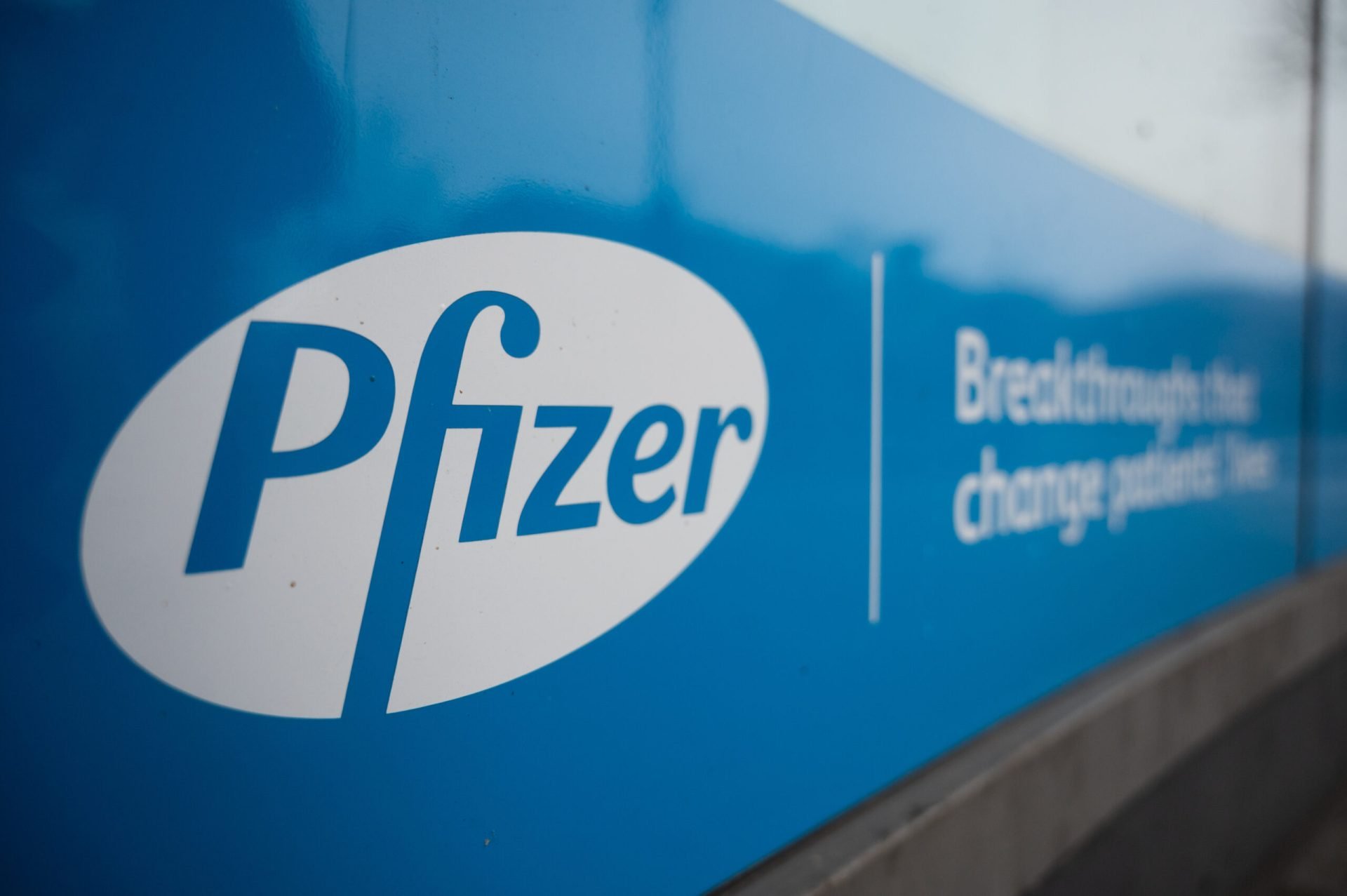 România, Polonia și Ungaria, în război cu Pfizer la Bruxelles din cauza contractelor de vaccin România, Polonia și Ungaria se confruntă cu compania farmaceutică Pfizer într-un conflict juridic major la Bruxelles, legat de contractele de achiziție a vaccinurilor anti-COVID semnate în timpul pandemiei