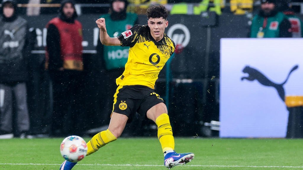 Real Madrid și Barcelona, interesate de un tânăr talent al Borussiei Dortmund Samuele Inacio, un tânăr atacant de 17 ani al Borussiei Dortmund, a intrat în atenția granzilor fotbalului spaniol, Real Madrid și FC Barcelona