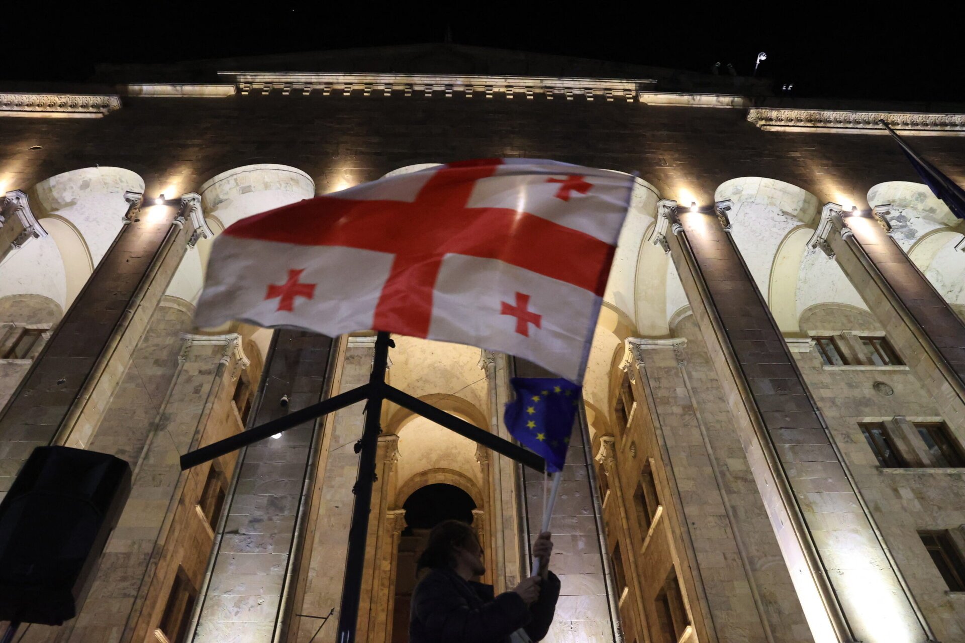 UE impune restricții de vize pentru oficialii georgieni din cauza regresului democratic Comisia Europeană a decis să suspende călătoriile fără viză pentru diplomații, oficialii guvernamentali și miniștrii georgieni