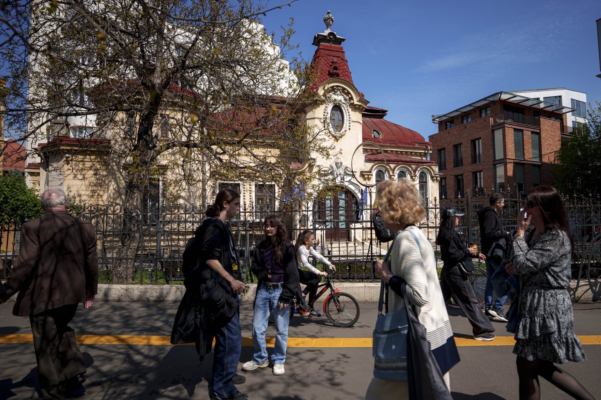 Sectorul 1 al Capitalei cumpără spații din Casa Memorială Dinu Lipatti și terenuri pe malul Lacului Străulești Consiliul General al Municipiului București (CGMB) a aprobat vineri două proiecte importante pentru Sectorul 1, conform unui comunicat de presă emis de primăria de sector