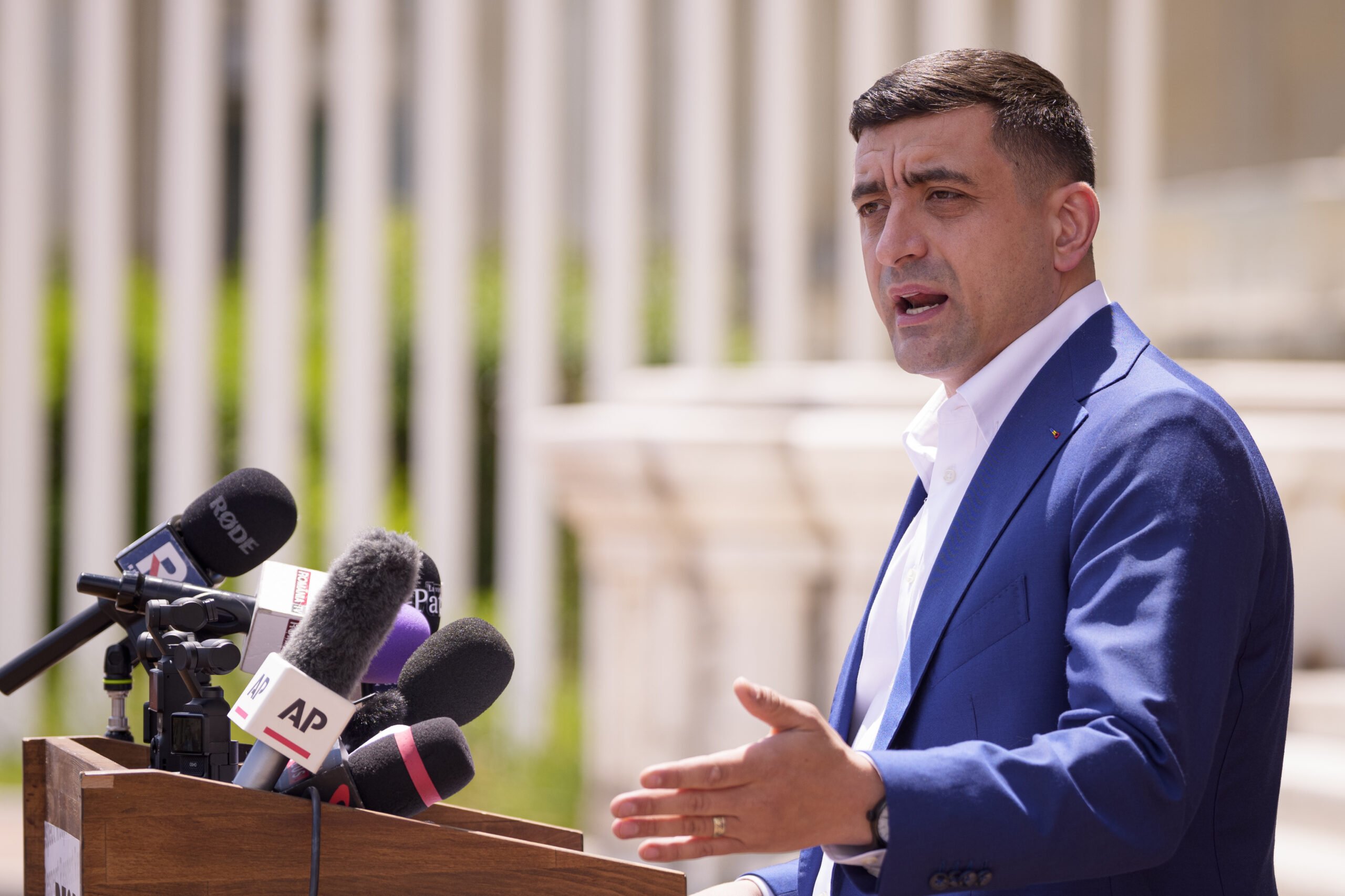 George Simion, liderul AUR, la Washington: Participă la un eveniment despre libertatea de exprimare George Simion, președintele partidului Alianța pentru Unirea Românilor (AUR), participă la Washington la evenimentul „Alliance of Sovereign Nations”, organizat de Turning Point USA și Anna Paulina Luna, apropiată a fostului președinte american Donald Trump