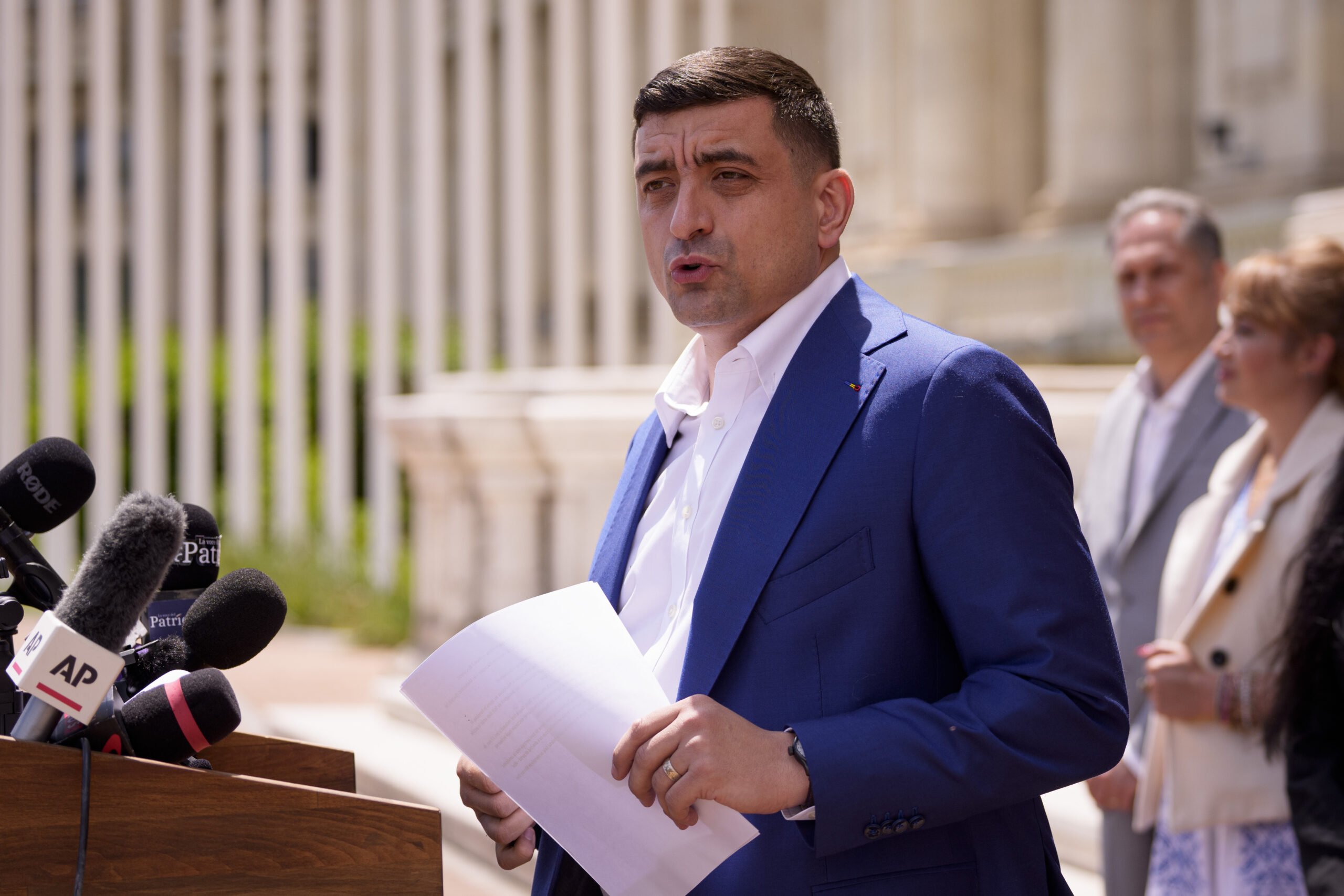 Vizită controversată: Sponsorul merge la „slugi” sau simpla întâlnire?