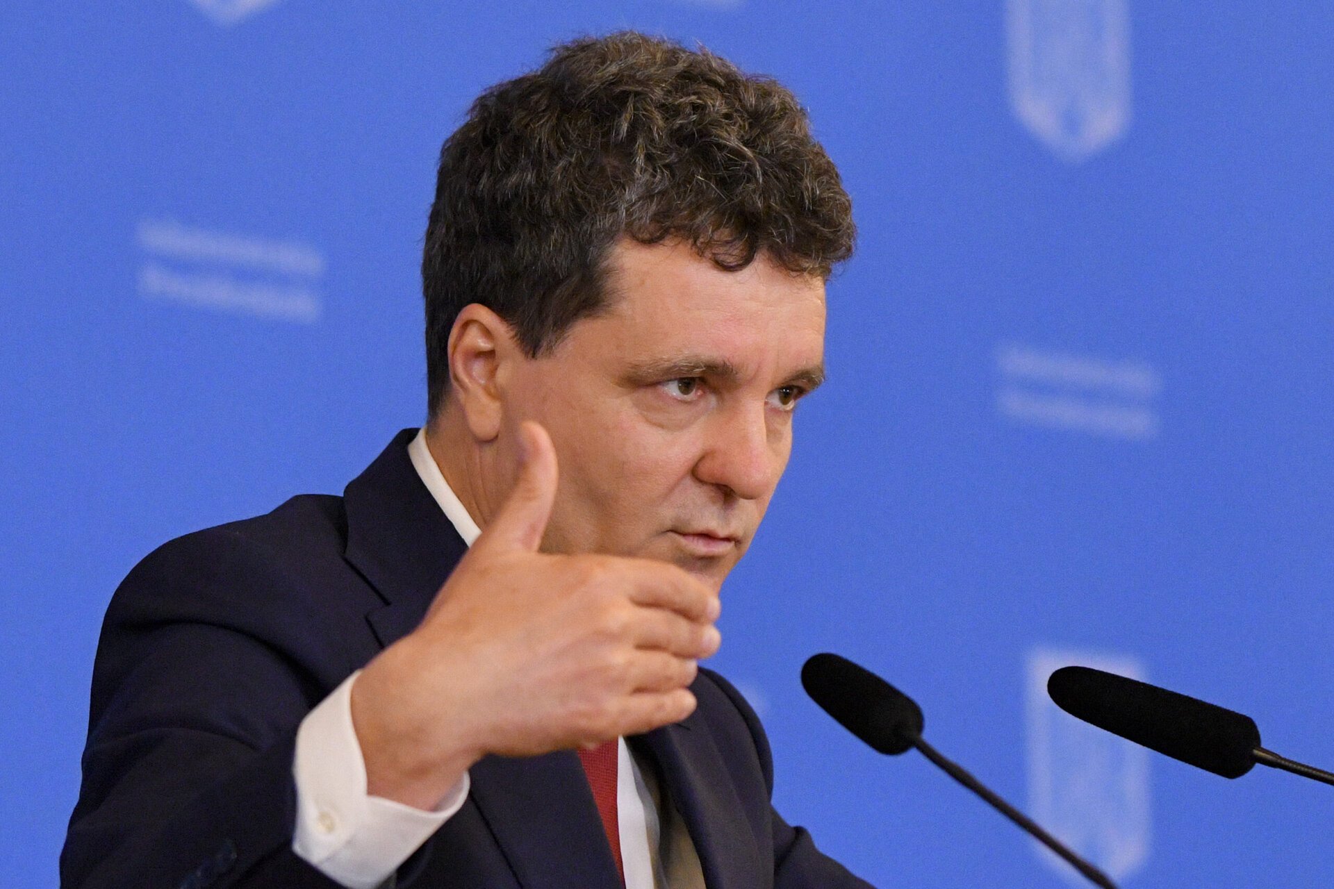 CSAT analizează impactul prețurilor la petrol și dislocarea de trupe străine Ședința Consiliului Suprem de Apărare a Țării (CSAT) a avut pe ordinea de zi, marți, o analiză a situației economice globale, cu accent pe creșterea prețurilor la petrol, precum și discuții despre posibila dislocare temporară a unor capabilități militare pe teritoriul României