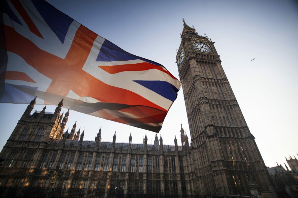 Marea Britanie îşi ajustează sfaturile de călătorie, inclusiv pentru destinații europene Ministerul de Externe britanic supraveghează îndeaproape evoluțiile din Orientul Mijlociu și Europa, actualizând constant recomandările de călătorie pentru cetățenii săi