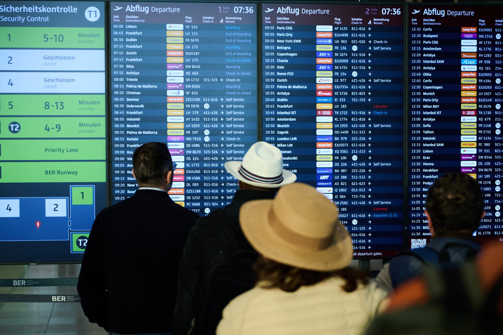 Variante:

Transporturi: Drepturile românilor blocați în Orientul Mijlociu, explicate. (68 caractere)
Ministerul Transporturilor: Ghid pentru pasagerii români blocați în Orientul Mijlociu. (69 caractere)
Români blocați în Orient: Ministerul Transporturilor detaliează drepturile. (69 caractere)
Orientul Mijlociu: Ce drepturi au pasagerii români, conform Ministerului. (69 caractere)