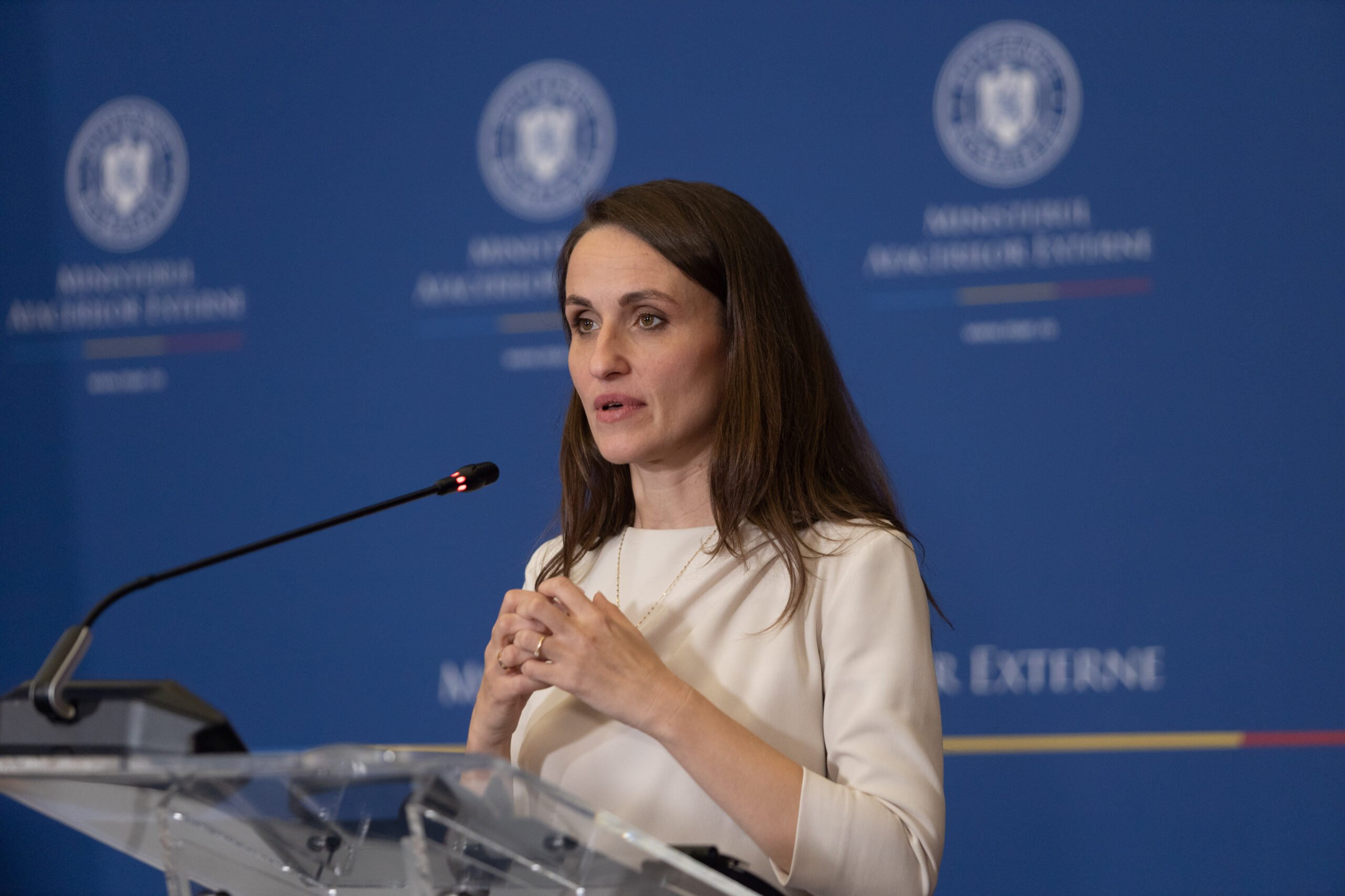 Fiica lui Victor Ponta, implicată într-o controversă legată de repatrierea românilor din Orientul Mijlociu Irina Ponta, fiica fostului premier Victor Ponta și a Dacianei Sârbu, a fost inițial chemată la Consulat pentru a fi repatriată, dar ulterior i s-a comunicat că nu va mai putea urca în zborul spre București