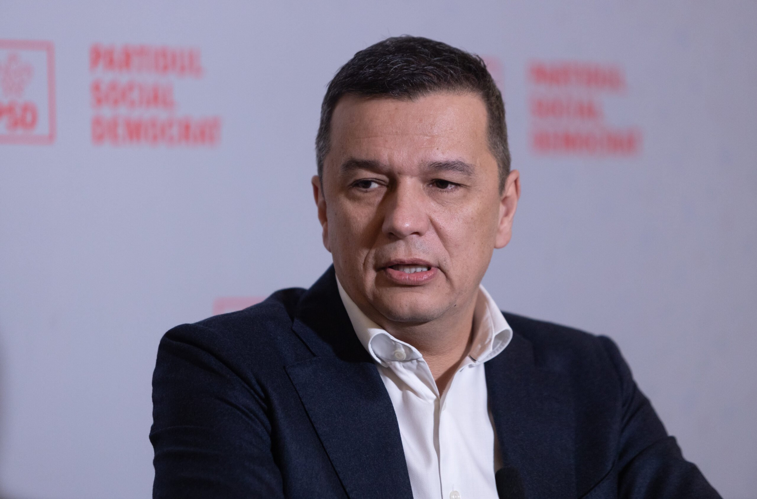PSD, despre posibila ieșire de la guvernare: Decizie luată la nivelul întregului partid Liderul social-democraților, Marcel Ciolacu, a subliniat că orice decizie privind statutul PSD în cadrul coaliției de guvernare va fi luată după același model ca și cea de intrare la guvernare, implicând un proces amplu de consultare a structurilor partidului