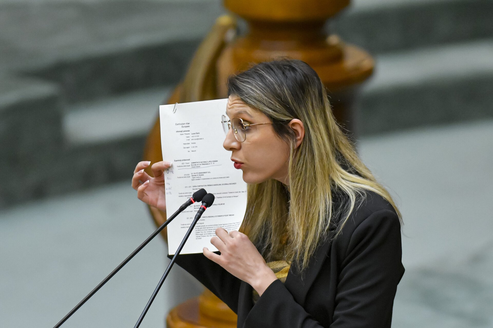 Lacul Călimănești, curățat de deșeuri la șase zile după sesizare Ministrul Mediului, Diana Buzoianu, a anunțat duminică, pe o rețea de socializare, finalizarea lucrărilor de curățare a lacului de acumulare de la Călimănești