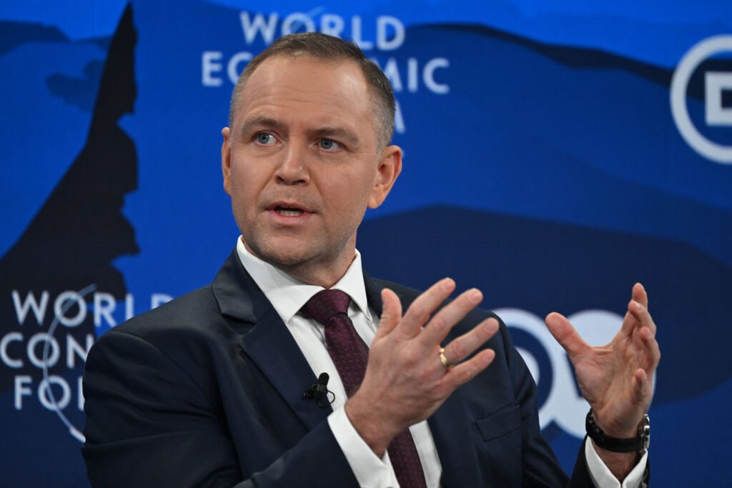 Polonia reduce treptat beneficiile sociale pentru refugiații ucraineni Varșovia a implementat o lege care limitează beneficiile sociale pentru refugiații ucraineni, la peste patru ani de la începutul invaziei rusești în Ucraina