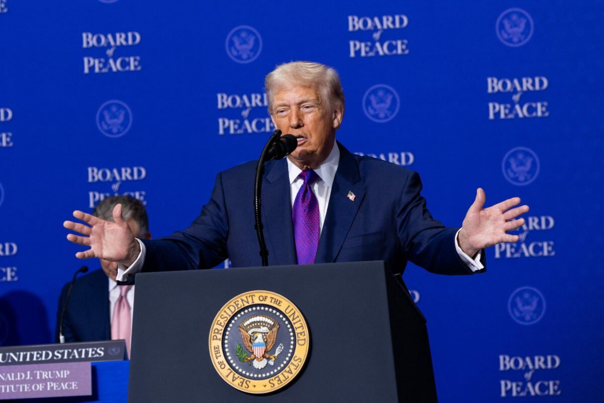 Trump amenință Cuba cu o „preluare amicală” Fostul președinte american Donald Trump a sugerat din nou posibilitatea unei „preluări amicale” a Cubei, o declarație care alimentează speculațiile privind o posibilă schimbare de regim în țara insulară
