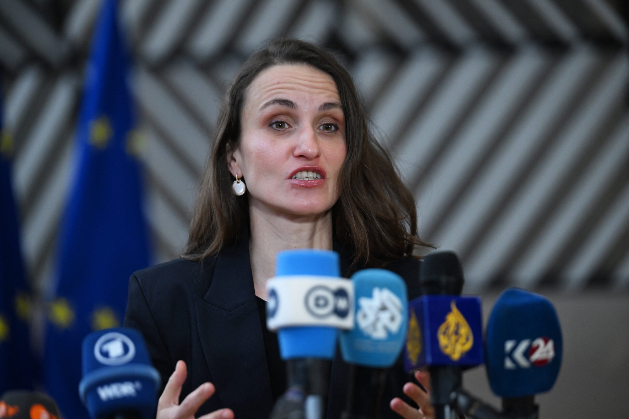 Ministrul de Externe, acuzată de abuz în serviciu în legătură cu repatrierea românilor din Dubai Avocatul Adrian Cuculis a înregistrat marți un denunț la DNA Structura Centrală împotriva ministrului de Externe, Țoiu Oana Silvia