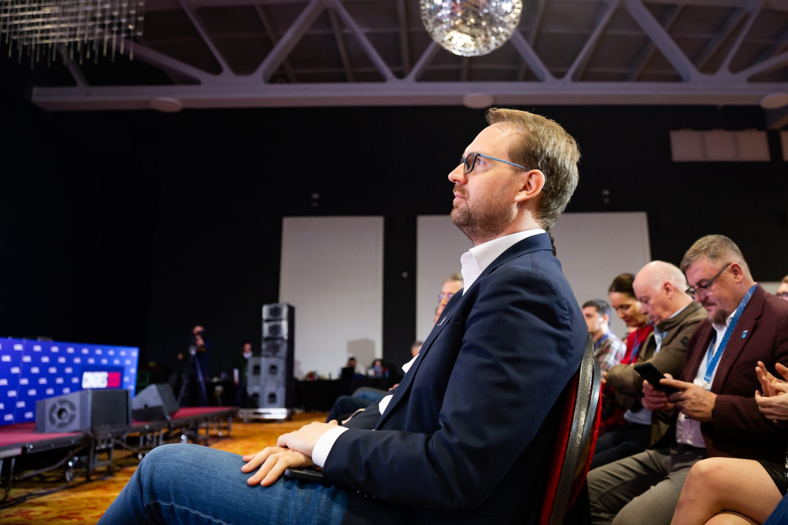 Scumpirea carburanților: România, într-o poziție mai bună, dar cu ochii pe piață Vicepremierul Dominic Fritz a declarat că România se află, momentan, într-o situație mai favorabilă comparativ cu alte state europene în ceea ce privește prețul carburanților