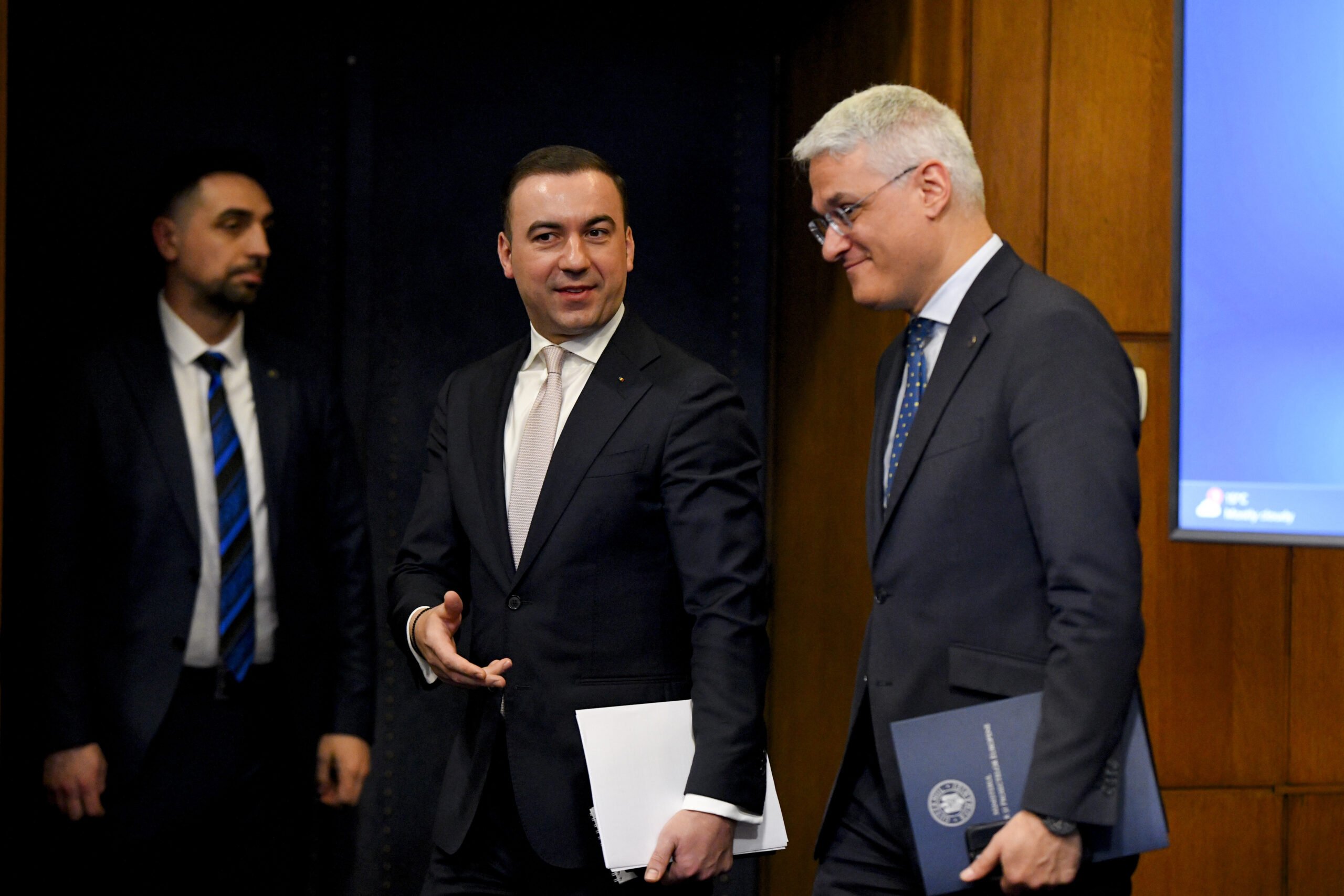 România așteaptă peste 3 miliarde de euro din fonduri europene, după adoptarea a două reforme importante Guvernul a finalizat două reforme majore, pas crucial pentru deblocarea a peste 3 miliarde de euro din fonduri europene