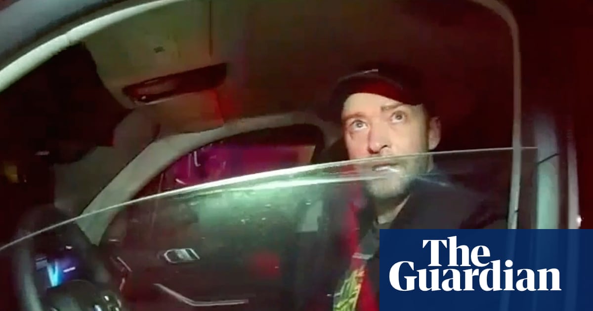 Justin Timberlake, filmat în timp ce dădea probe de sobrietate după ce a fost oprit de poliție New York, SUA – Justin Timberlake, faimosul cântăreț și actor, a fost filmat în timp ce se chinuia să execute testele de sobrietate pe teren, solicitate de poliția din Hamptons, după ce a fost oprit sub suspiciunea de conducere sub influența alcoolului în 2024