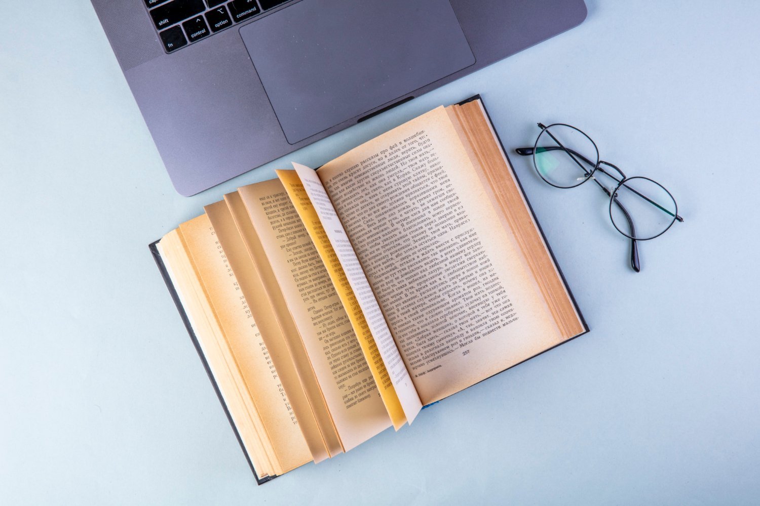 Libris.ro lansează „Cotor”, primul librar virtual inteligent din România Libris.ro, una dintre cele mai mari librării online din România, a lansat recent „Cotor”, un chatbot bazat pe inteligență artificială (AI) dedicat recomandărilor de carte