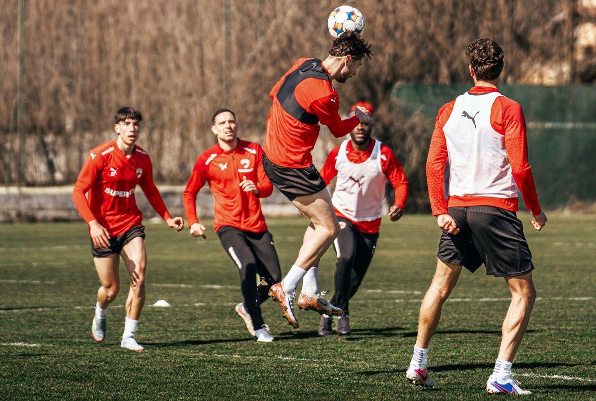 Dinamo îl înregistrează pe Udosen chiar în ziua în care împlinește 18 ani Mijlocașul nigerian Godwin Udosen a fost înregistrat de Dinamo la Liga Profesionistă de Fotbal (LPF) chiar în ziua în care a împlinit 18 ani