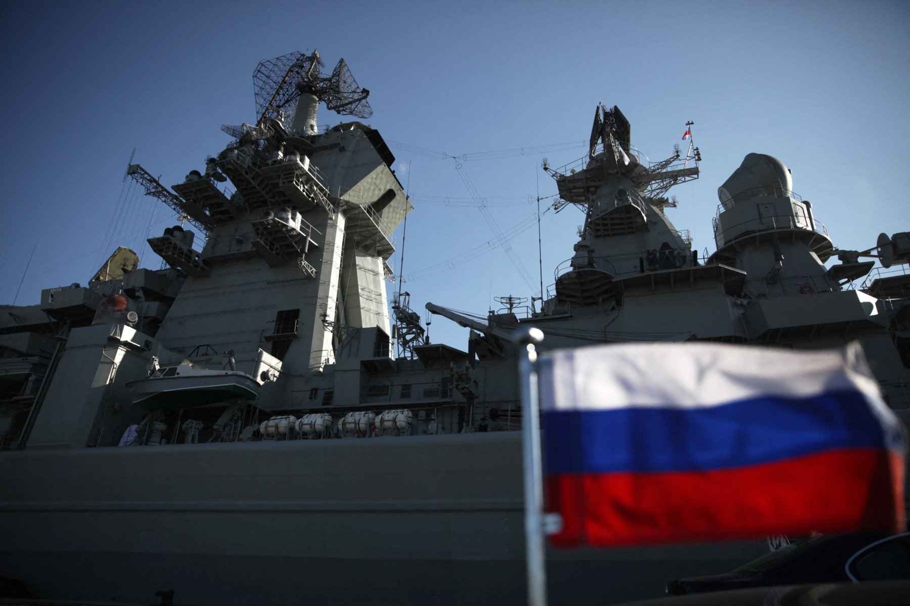 Rusia ia în calcul escortarea navelor sale comerciale cu nave militare Un înalt oficial de la Kremlin a declarat joi că Rusia ar putea recurge la trimiterea de nave militare pentru a escorta navele comerciale sub pavilion rusesc