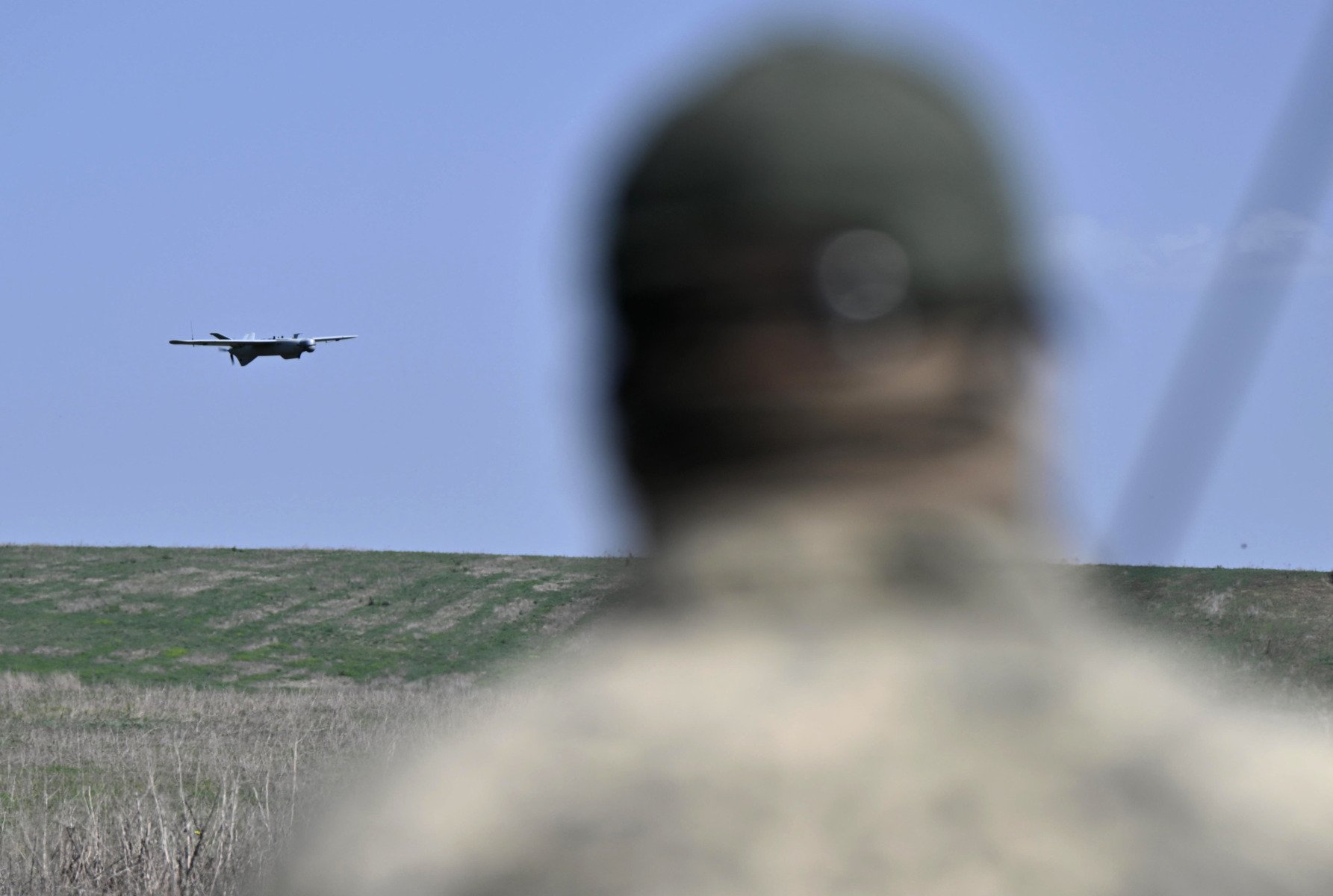 Experți ucraineni în combaterea dronelor vor fi trimiși în Orientul Mijlociu Kiev, Ucraina – Președintele ucrainean Volodimir Zelenski a anunțat că experți ucraineni antrenați în combaterea dronelor vor fi trimiși în Orientul Mijlociu în cursul săptămânii viitoare