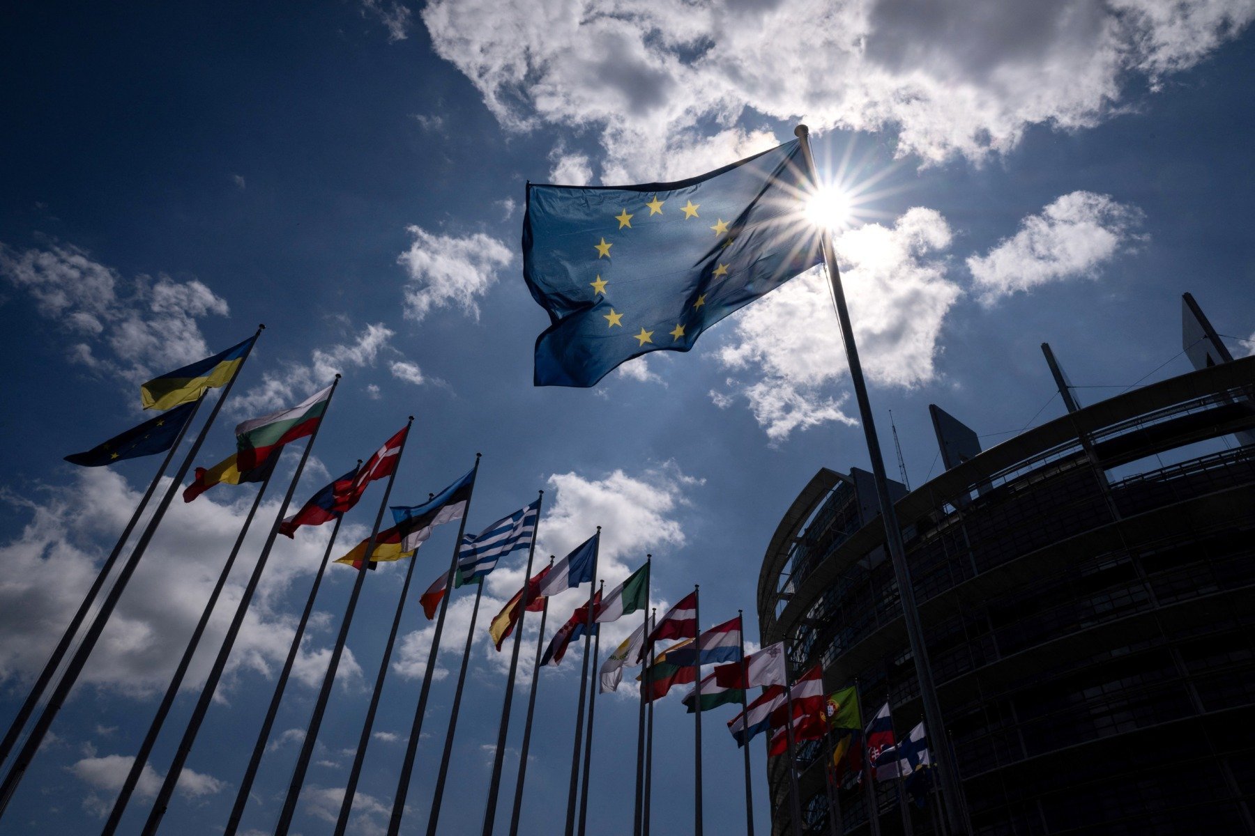 UE cere statelor membre să reducă taxele la energie, pe fondul tensiunilor din Orientul Mijlociu Șeful energiei din Uniunea Europeană, Dan Jørgensen, a solicitat statelor membre să examineze posibilitatea reducerii taxelor pe energie, în special pe electricitate, ca răspuns la creșterea prețurilor la petrol și gaze, exacerbata de tensiunile din Orientul Mijlociu
