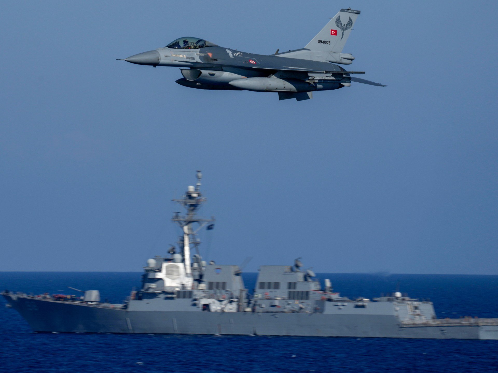 Rachetă balistică interceptată deasupra Turciei: Tensiuni în creștere în regiune O rachetă balistică lansată din Iran și îndreptată spre spațiul aerian turc a fost interceptată și distrusă de sistemele de apărare aeriană NATO, a anunțat Ministerul Apărării din Turcia