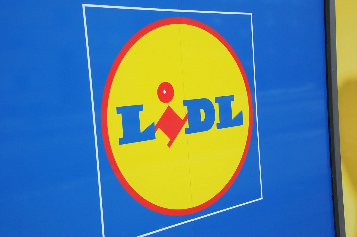 Lidl aduce primăvara în grădinile românilor: jardiniere, plante și accesorii la prețuri accesibile Magazinele Lidl vor oferi, începând de luni, 9 martie, o gamă variată de produse pentru amenajarea spațiilor exterioare, de la jardiniere rezistente la intemperii până la plante și accesorii decorative
