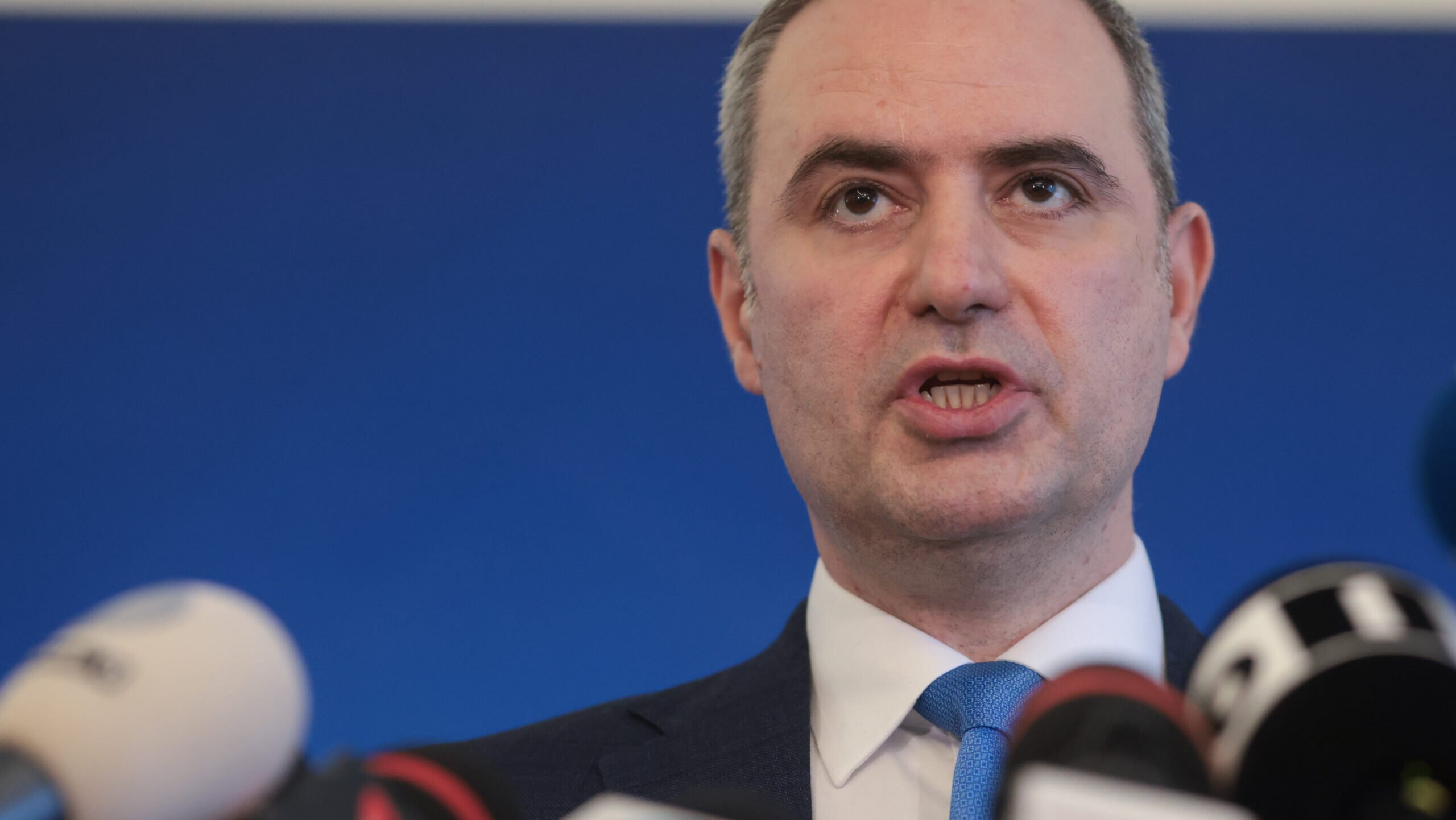 Guvernul Taie Evasorii de pe Lista de Transferuri: Noile Reguli Vizează Firmele cu Datorii Guvernul a aprobat o măsură menită să combată transferul firmelor cu datorii, o practică răspândită în România pentru a evita plata impozitelor, a anunțat ministrul Finanțelor, Alexandru Nazare
