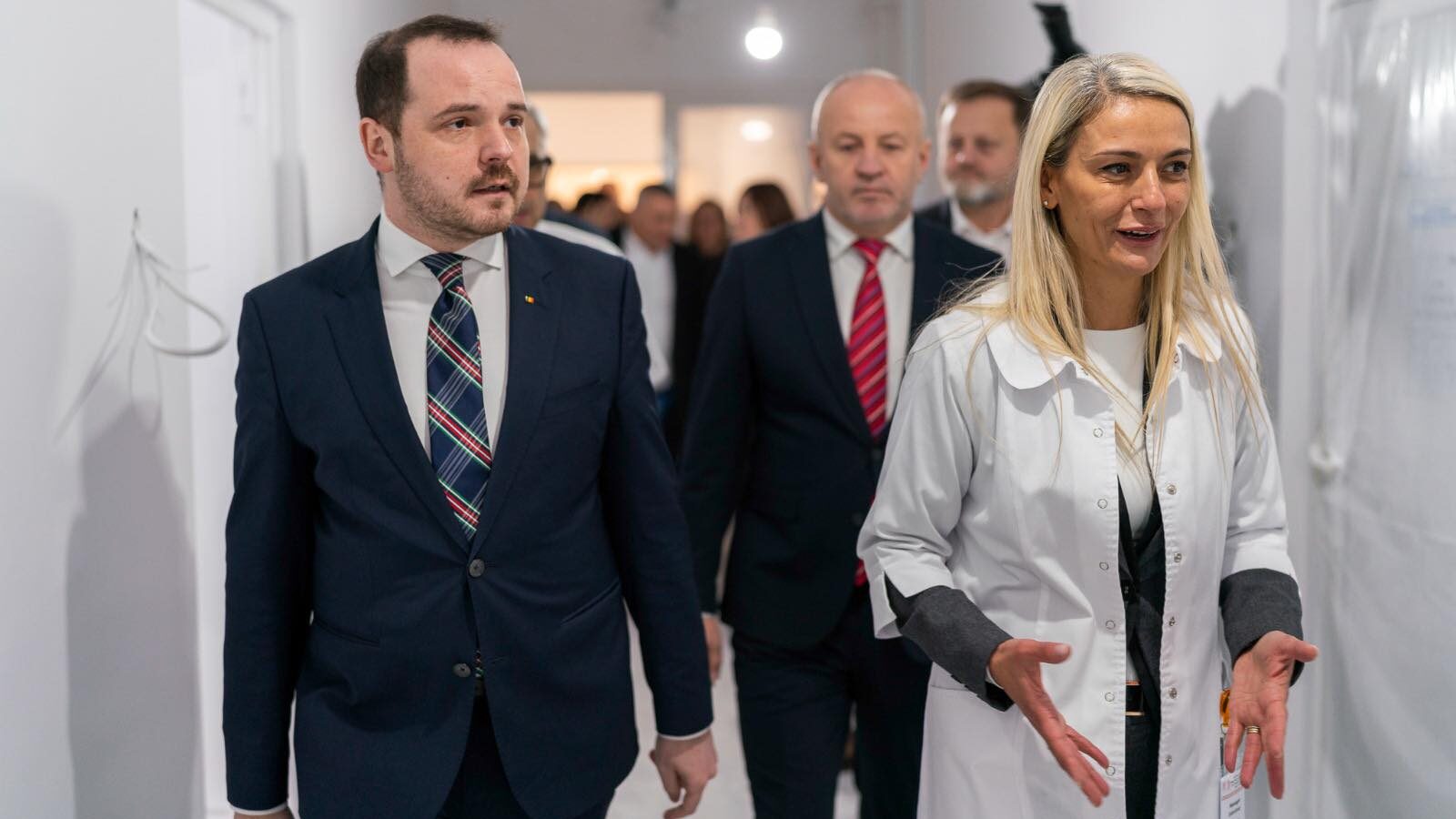 Rețeaua de unități pentru pacienții critici cardiaci se extinde la nivel național Ministrul Sănătății, Alexandru Rogobete, a anunțat extinderea rețelei de Unități de Supraveghere și Tratament Avansat al Pacienților Cardiaci Critici (USTACC) cu încă patru spitale