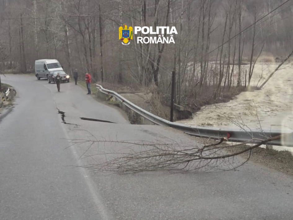 Alunecare de teren pe DJ 205 D: Trafic restricționat în Vrancea O alunecare de teren a afectat, astăzi, 30 martie 2026, circulația pe Drumul Județean 205 D, în județul Vrancea