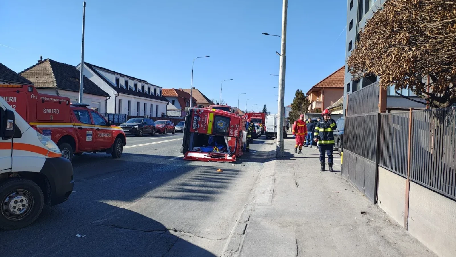 Accident grav în Sibiu: Ambulanță SMURD răsturnată, Planul Roșu de Intervenție activat O ambulanță SMURD, în care se aflau șase persoane, a fost implicată într-un accident rutier sâmbătă, pe o stradă din municipiul Sibiu