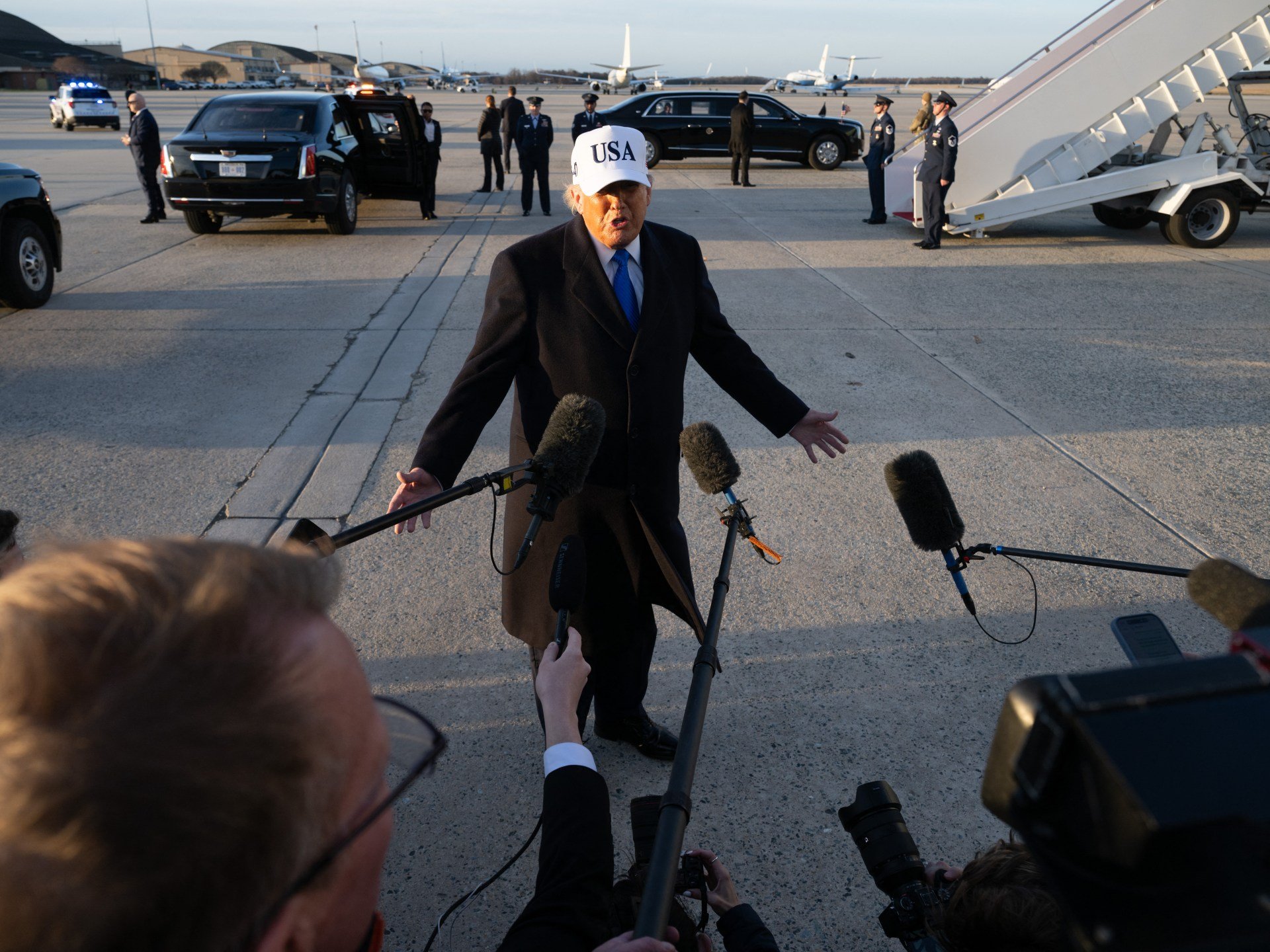 Trump folosește pârghii pentru a controla discursul public, acuză criticii Washington, DC – Fostul președinte american Donald Trump, cunoscut pentru criticile sale vehemente la adresa mass-media, este acuzat că folosește diverse pârghii pentru a controla și influența discursul public