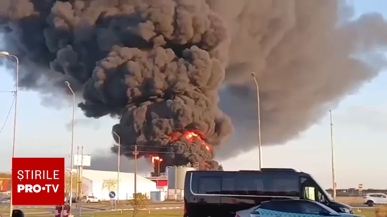 Incendiu major în Aradul Nou: Fum gros și intervenție extinsă a pompierilor Un incendiu puternic a izbucnit în zona industrială din cartierul Aradul Nou, alertând autoritățile și determinând o intervenție amplă a pompierilor