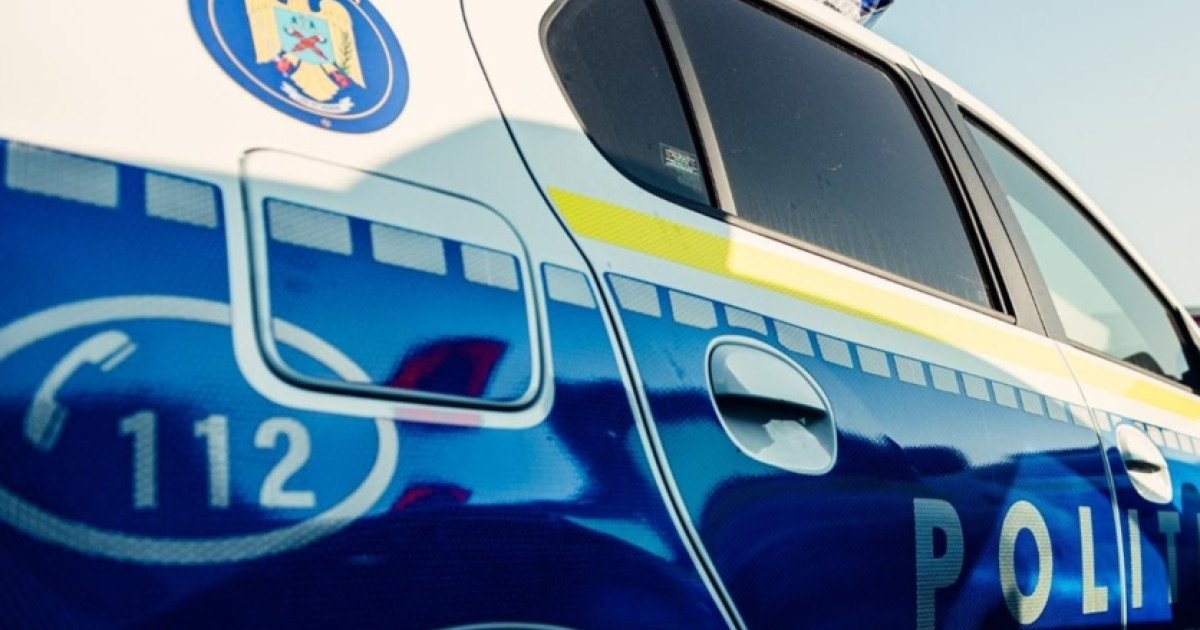 Tânăr din Bacău, arestat după ce a atacat un polițist și a încercat să-i fure arma, în Arad Un tânăr de 19 ani din județul Bacău a fost arestat preventiv după ce a agresat un polițist în timpul unei intervenții pe autostrada A1, în județul Arad